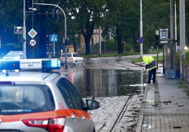 Zalane niżej położone fragmenty ulic to najbardziej charakterystyczne efekty nagłych powodzi miejskich.