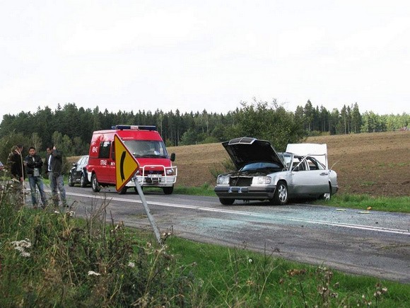 W mercedesie było dwóch policjantów. Jeden uciekł.