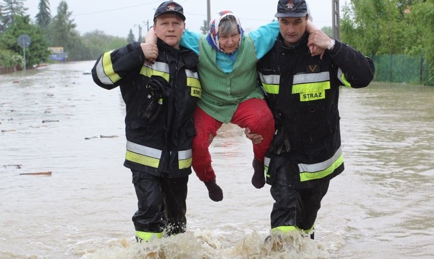 Pękł wał wiślany! Woda zalewa kolejne osiedla w Tarnobrzegu. Trwa ewakuacja! (video, zdjęcia)