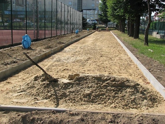 Przy Szkole Podstawowej numer 4 w Sandomierzu powstają nowe obiekty sportowe, między innymi bieżnia.