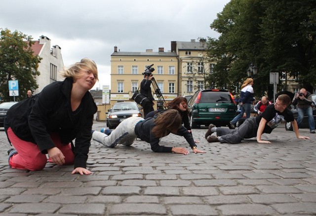 We wtorek w Slupsku obchodzono Dzien Praw Osób Niepelnosprawnych. Z czym muszą sie borykac ludzie nie mogący normalnie chodzic - pokazali w swoim performance mlodzi aktorzy teatru Rondo.