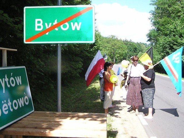 W powiecie bytowskim tablice z dwujęzycznymi nazwami są w gminie Parchowo i Bytów. W tej drugiej ustawiono je po konsultacjach z mieszkańcami.