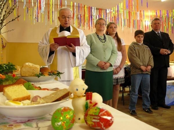 Ks. Andrzej Bobola poświęca potrawy na wielkanocny stół.