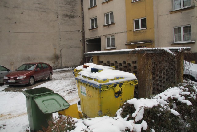 Trudno podnieść pokrywę pojemnika, na której leży śnieg, a nie każdy ma otwory wrzutowe jak ten.