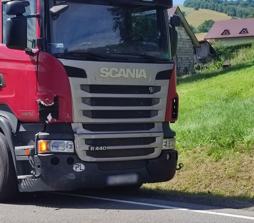 Zderzenie ciężarówki z toyotą yaris na drodze krajowej nr 28 w Leszczawie Dolnej. Ranne zostały dwie osoby [ZDJĘCIA]