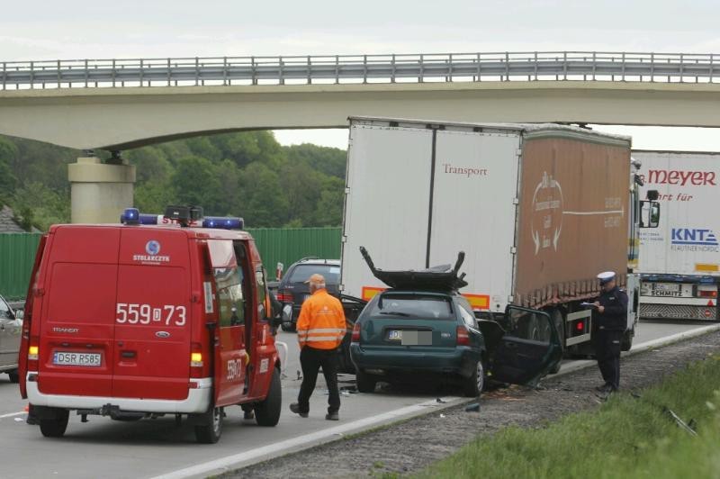 Wypadek na autostradzie A4. Ford uderzył w ciężarówkę. Trzy osoby ranne (ZDJĘCIA)