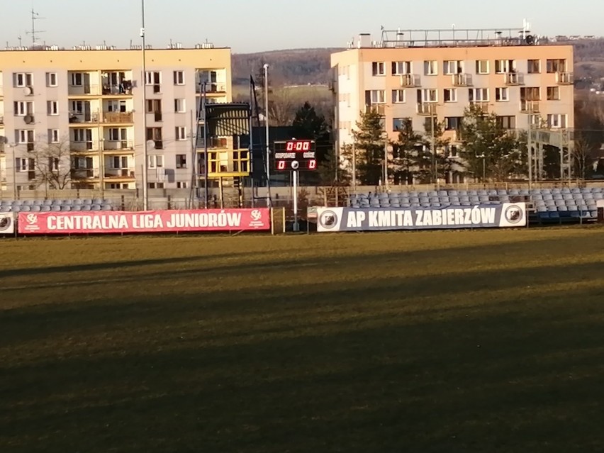 Klasa okręgowa Kraków. Kmita Zabierzów ma nową tablicę elektroniczną na stadionie
