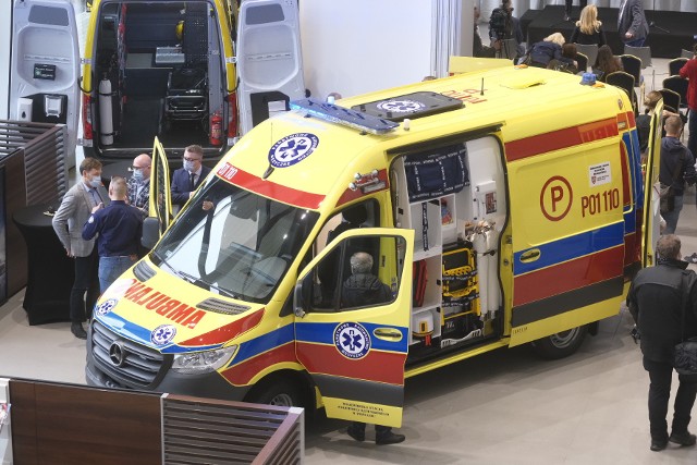 20 ambulansów wraz z wyposażeniem, a także samochód techniczny, który będzie pełnił funkcję mobilnego warsztatu naprawczego zostało przekazanych Wojewódzkiej Stacji Pogotowia Ratunkowego w Poznaniu.