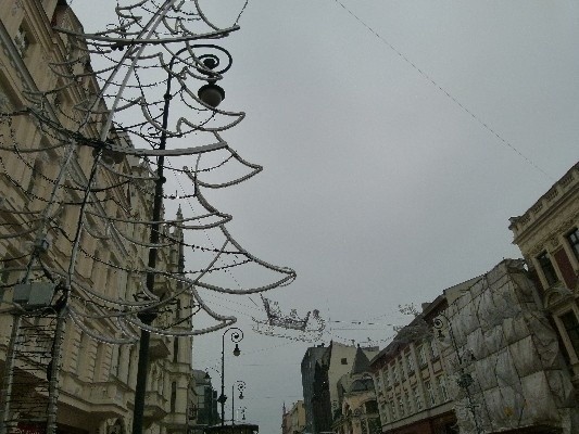 Świąteczne oświetlenie ul. Piotrkowskiej zostanie włączone jutro, w mikołajki.