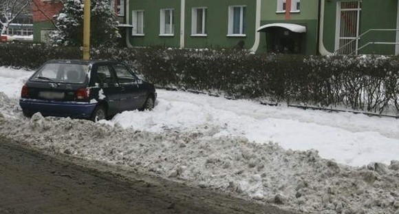 Tak wygląda szczecińska Strefa Płatnego Parkowania. Mimo, że jej stan od czasu opadów śniegu zakrawa na kpinę z kierowców, miasto nie poczuwa się do odpowiedzialności i nadal będzie pobierało opłatę za postój.