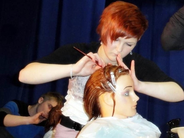 Podczas fryzjerskiego konkursu w Dębicy swoje umiejętności prezentowały przede wszystkim panie. Panowie wystąpili w zdecydowanej mniejszości.