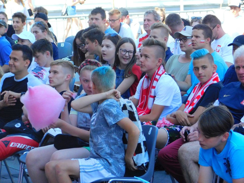Strefa Kibica pod ratuszem w Koszalinie, podczas meczu Polska - Japonia [zdjęcia] 
