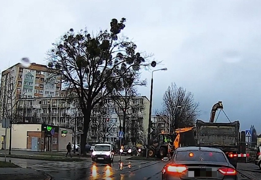 We wtorek przed godz. 16 budowlańcy zablokowali przejazd ul....