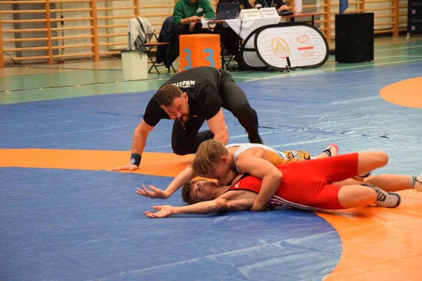Ponad 200 zawodników rywalizuje w Staszowie w XII Mistrzostwach Polski Młodzików w zapasach w stylu wolnym. Zobacz zdjęcia z zawodów