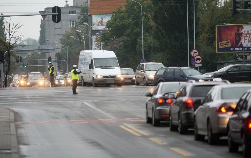 W godzinach szczytu przez to skrzyżowanie przejeżdża średnio...