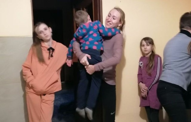 Liliana Fiskowicz z dziećmi już w nowym domu.