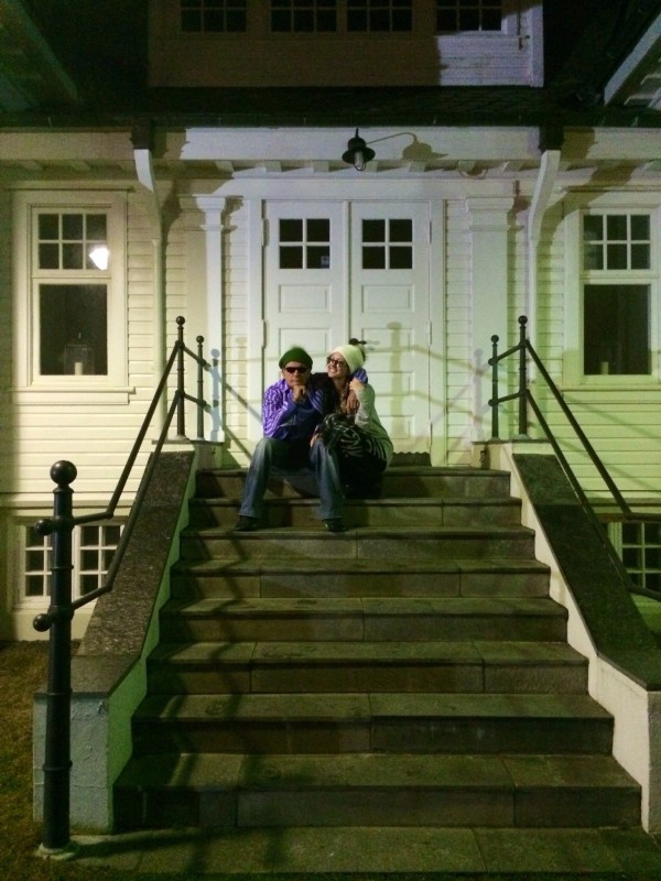 Charlie Sheen i Brett Rossi na schodach budynku dawnego konsulatu francuskiego w Reykjaviku