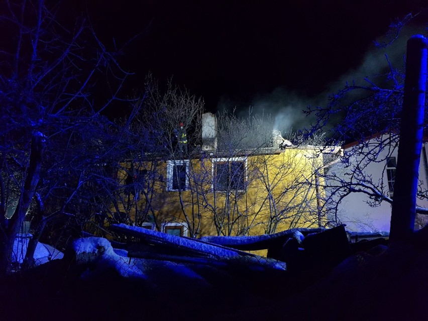 Pożar domu w Sarbinowie. Na miejscu było siedem zastępów straży pożarnej [ZDJĘCIA] 