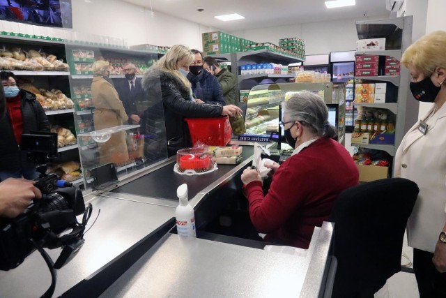 Sklepy socjalne otwarto dotychczas między innymi w Katowicach i Legnicy. To zdjęcia z tych placówek.