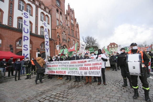 Barbara Dykier, wójt gminy informuje: "Już w najbliższą sobotę 23 kwietnia zapraszamy mieszkańców, sympatyków i przyjaciół gminy Słupsk, na kolejny Rodzinny Marsz w obronie Gminy Słupsk. Start godz. 11."