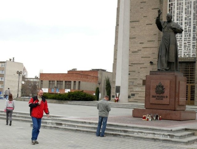 Wierni bez specjalnej zachęty sami gromadzą się przy pomniku Papieża przy bazylice konkatedralnej w Stalowej Woli, modlą się, zapalają znicze.