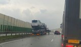 Wypadek na obwodnicy Zambrowa. Ciężarówka zderzyła się z osobówką, dwie osoby ranne. Ulewa podmyła też S8, jest ograniczenie prędkości