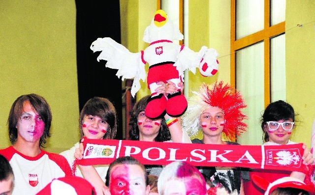 Młodzi kibice z gadżetami na EURO 2012 - tak przygotowani...