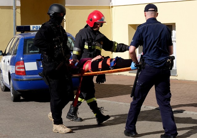 Po godz. 10 do urzędu przyjechali policjanci, a chwilę po nich na nogi postawiono wszystkie służby – pogotowie i straż oraz antyterrorystów. Okazało się, że w urzędzie doszło do tragicznych zdarzeń – niezadowolony petent podciął gardło urzędniczce i groził wysadzeniem bomby. Antyterroryści opanowali sytuację, ale z urzędu wyprowadzili kilka osób z zakutymi rękoma, w tym starostę Jarosława Tadycha i burmistrza Waldemara Stupałkowskiego. A to dlatego, że antyterroryści nie mieli pewności, kto jest samorządowcem, a kto ma złe zamiary i kto był zakłądnikiem. Dopiero po „weryfikacji” panów wypuszczono. Całej akcji przyglądali się mieszkańcy. Raczej ze zrozumieniem opuszczali okolice urzędu i załatwić sprawy przychodzili po godzinie 12. 