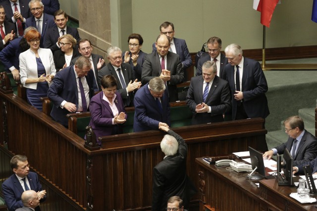 Minister Krzysztof Jurgiel w sejmie po głosowaniu odbiera gratulacje