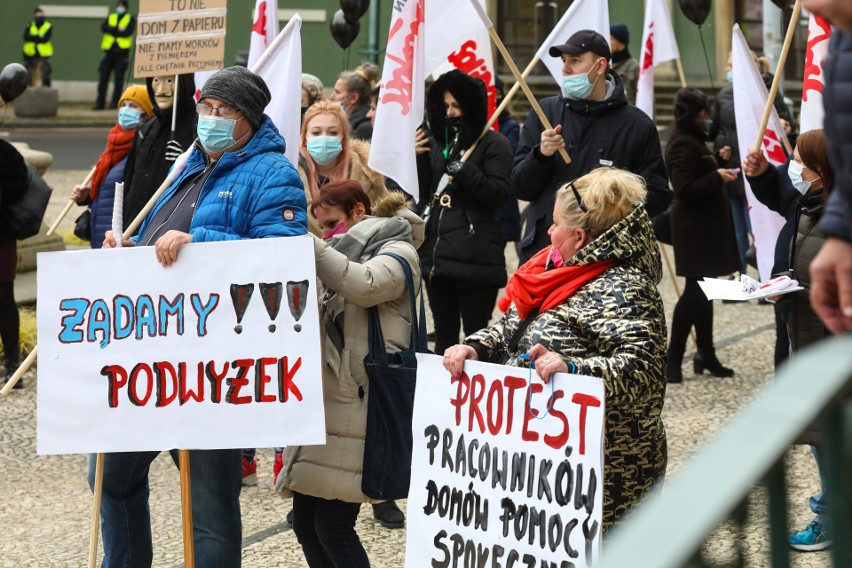 Protest zachodniopomorskiej "Solidarności" w Szczecinie. Chodzi o podwyżki dla pracowników m.in. MOPR-u [ZDJĘCIA]