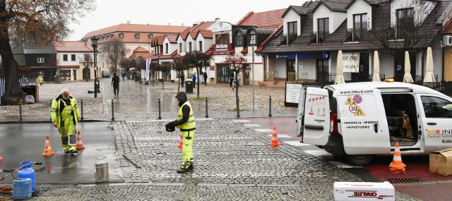 Oświetlenie LED jest montowane na ulicy Pięknej w Niepołomicach,  m.in. przy przejściu dla pieszych w rejonie kościoła pw. Dziesięciu Tysięcy Męczenników