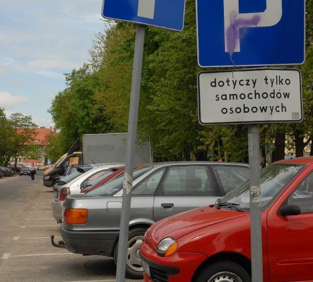 Znak sobie, a kierowcy busów sobie. Niektóre z tych dużych samochodów, to darmowe magazyny towaru, sprzedawanego na zielonym rynku.