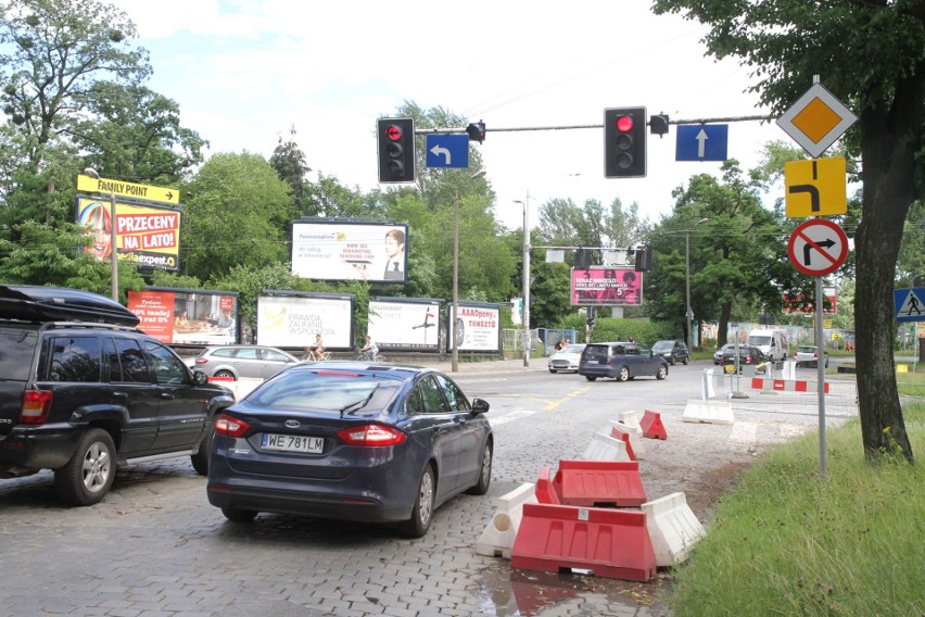 Ulica Sucha. Znaki informują, że skręcając w lewo mamy...