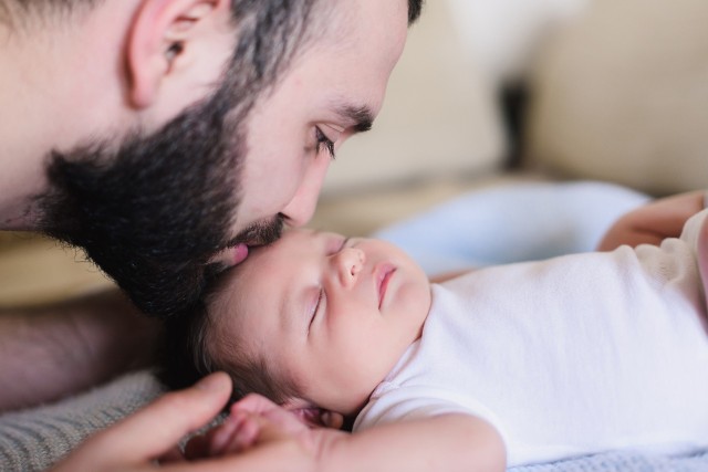 Po urodzeniu dziecka mamy 21 dni na dokonanie ważnych formalności. PESEL dla dziecka, zameldowanie, akt urodzenia. To wszystko załatwimy w odpowiednim urzędzie stanu cywilnego. Co trzeba zrobić po urodzeniu dziecka? W jaki sposób odbywa się rejestracja dziecka po urodzeniu?  Sprawdź, co i gdzie załatwić.  Informacje znajdziesz na kolejnych zdjęciach>>>Zobacz również: Dlaczego dziecko nie przesypia całej nocy?źródło: Dzień Dobry TVN/x-news