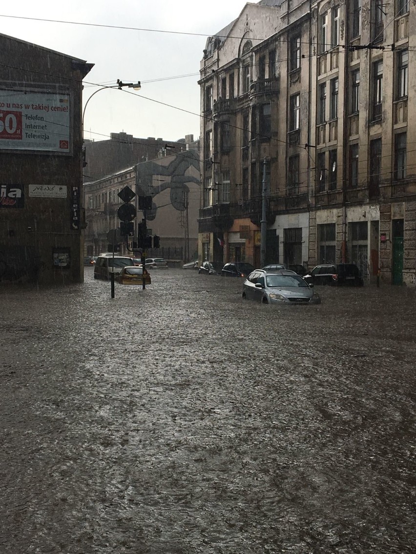 BURZA W ŁODZI! FILMY, ZDJĘCIA z zalanej deszczem Łodzi. ARCHIWALNE ZDJĘCIA