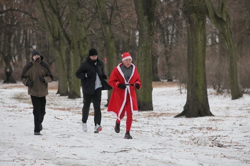 Bieg świętych Mikołajów. Parkrun w parku im. Poniatowskiego