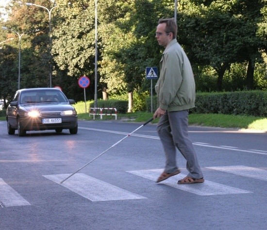 Bez sygnalizacji pan Waldek jest w tym miejscu zdany na łaskę kierowców i pomoc pieszych.