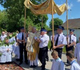 Boże Ciało w Parafii Błogosławionego Honorata Koźmińskiego w Lesznowoli, pod Grójcem. W procesji wzięły udział tłumy. Zobacz zdjęcia