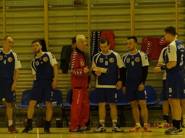 Trener Olimpu Zdzisław Zielonka (czerwony dres) i jego podopieczni inaczej pewnie wyobrażali sobie zakończenie pucharowej przygody.