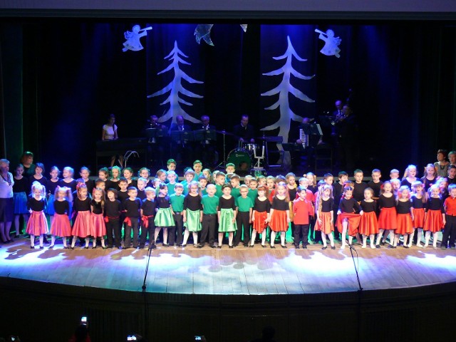 Scena finałowa, kiedy na scenie pojawiły sie niemal wszystkie dzieciaki występujące w świątecznym widowisku.