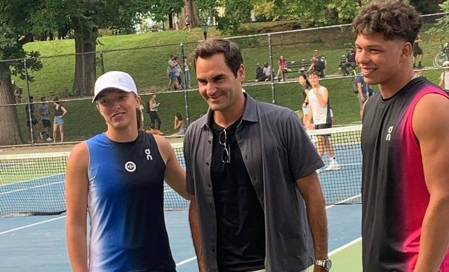 Iga Świątek, Roger Federer i Ben Shelton podczas prezentacji strojów firmy „On” przed US Open 2023