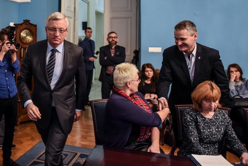 Poznań: Prezydent spotkał się ze związkowcami, którzy spali...