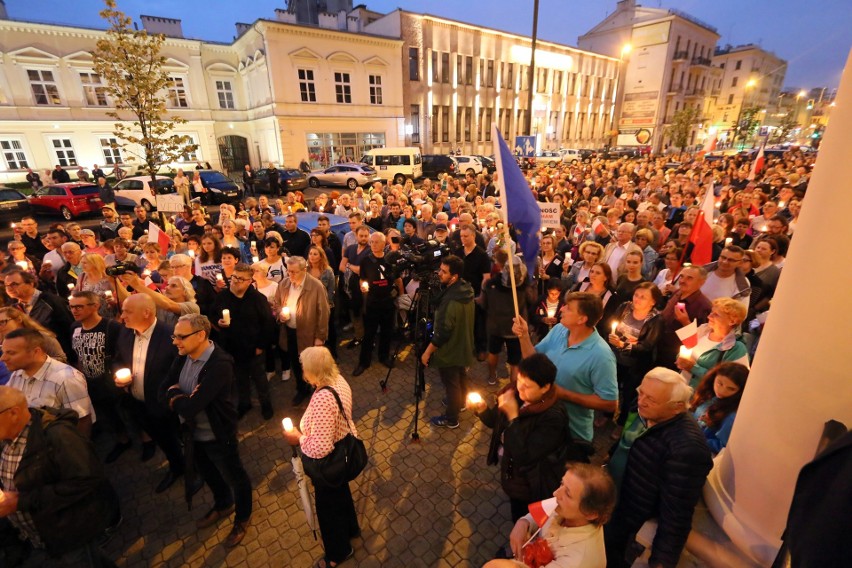 Lublin. Trwa kolejny protest w obronie sądów (ZDJĘCIA, WIDEO)