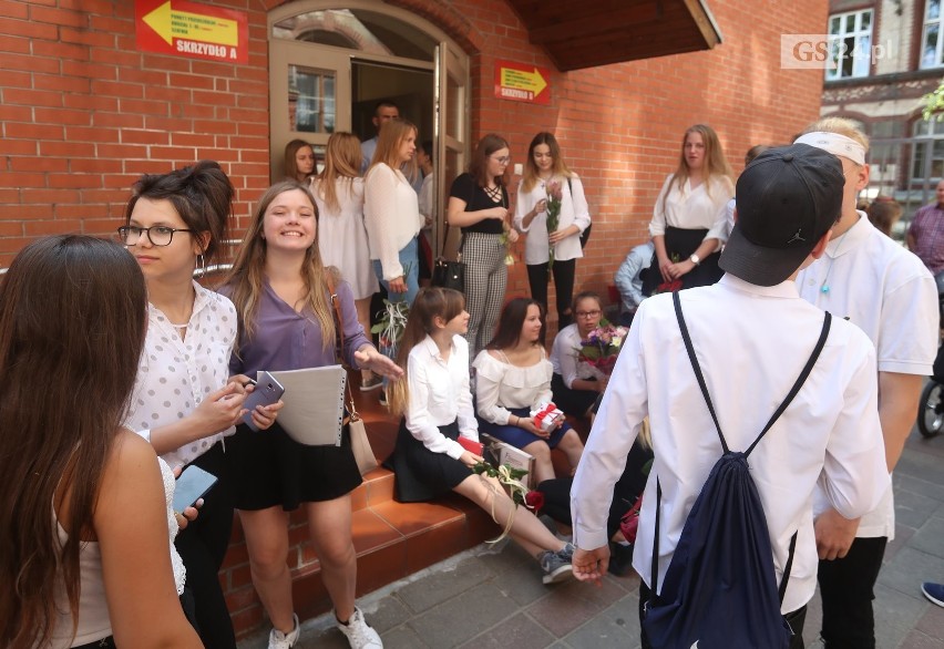 Uczniowie w Szczecinie zakończyli rok szkolny. Były kwiaty i łzy pożegnania