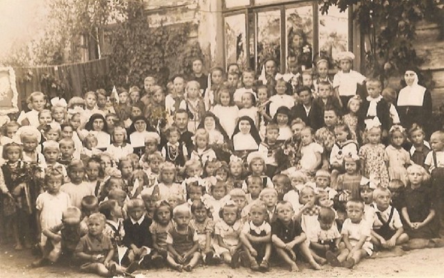1947 r., półkolonie urządzone przez siostry zakonne na posesji przy ulicy Bema