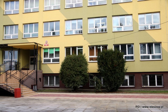 Koło szkoły w Koniemłotach położono chodnik o wymiarach 80 metrów kwadratowych.