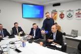 Rada powiatu białostockiego przyjęła rezygnację Sebastiana Ptaszyńskiego z funkcji członka zarządu. Sesja była burzliwa