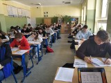 Tegoroczni maturzyści z liceum w Staszowie "walczyli" z próbną matura z języka polskiego. Zobacz zdjęcia 