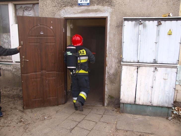 Pożar przy ul. Moniuszko w Białogardzie. Ogień pojawił się w...