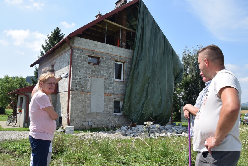 Nawałnica przeszła przez Filipowice. Zerwała dachy i połamała drzewa [ZDJĘCIA]